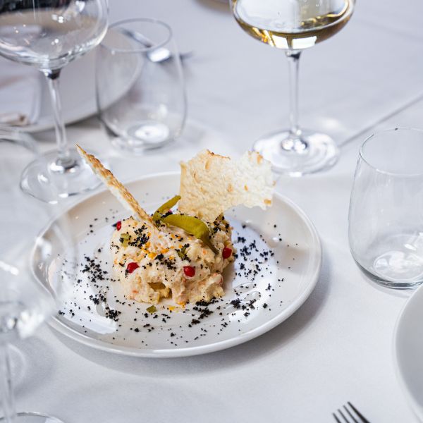 Plato Manú corporativo